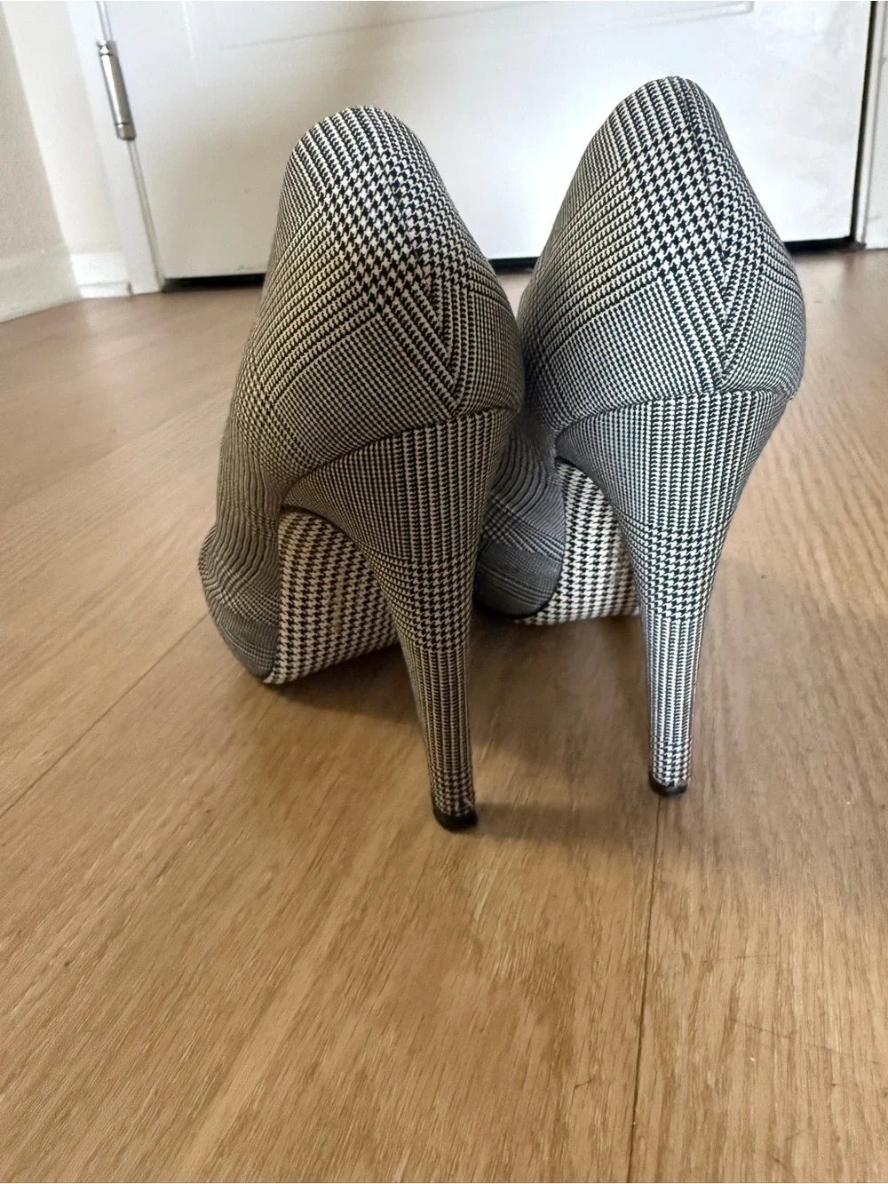 Salvatore Ferragamo Peep Toe Heels Black White Houndstooth Pumps Size 6.5 - Picture 5 of 7